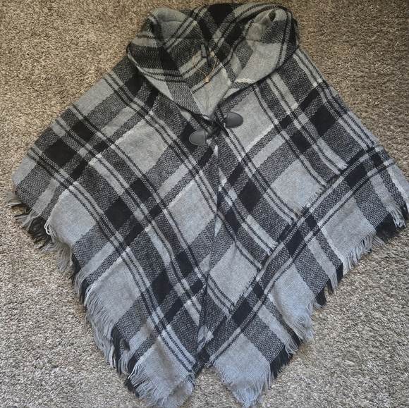 Black And Gray Plaid Cape with Toggle Closure NWOT One Size - Picture 1 of 6